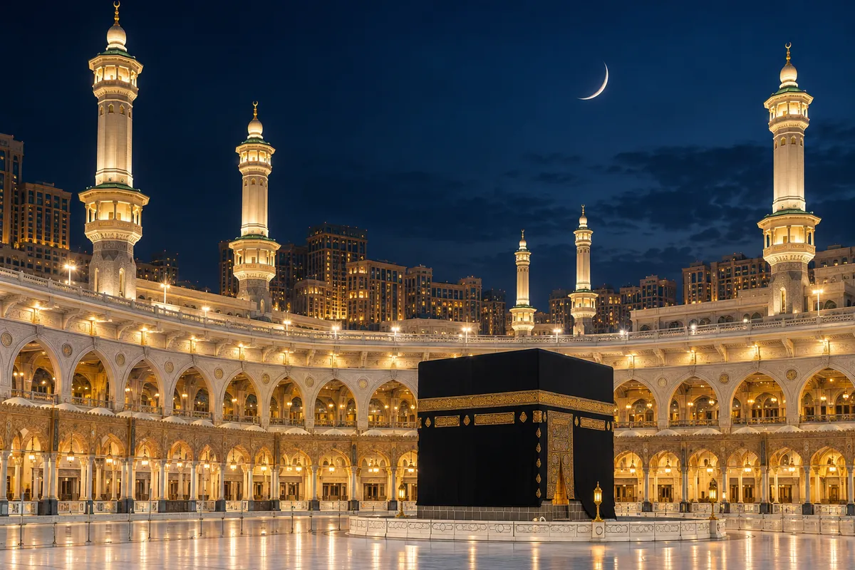 Gece Mescid-i Haram minareleri ve hilal